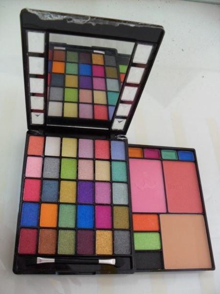 ESTOJO MACRILAN 33 SOMBRAS, 2 BLUSHES, 1 PÓ, 4 SOMB. CREMOSA