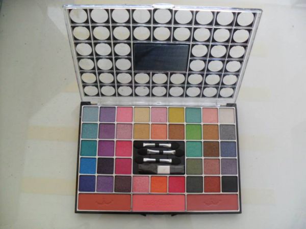 ESTOJO MACRILAN 39 SOMBRAS 3D E 3 BLUSHES