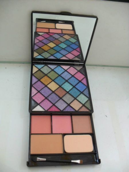 ESTOJO JASMYNE 40 SOMBRAS 3D, 3 BLUSHES E 1 PÓ