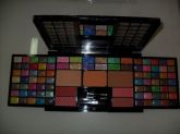 ESTOJO JASMYNE 82 SOMBRAS 3D COM GLITTER, 4 BLUSHES E 2 PÓS