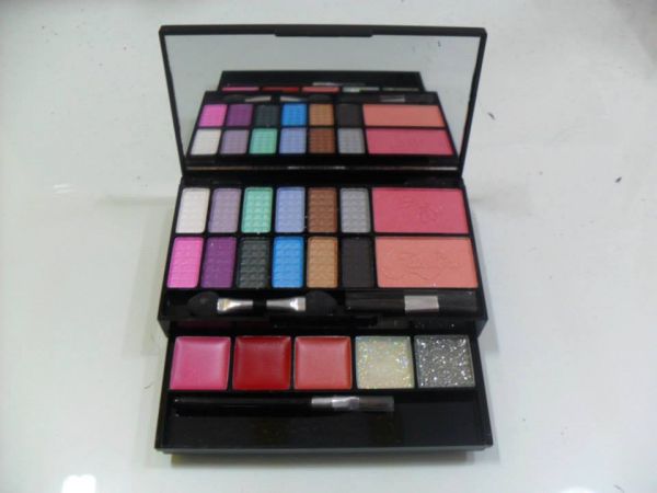 ESTOJO JASMYNE 12 SOMBRAS, 2 BLUSHES E 5 BATONS